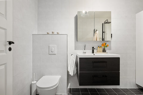 A Step-by-Step Tutorial on Using Toilet Wipers and Commode Safely